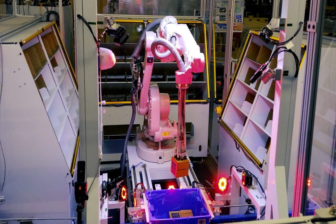 robot in radial order fulfillment center