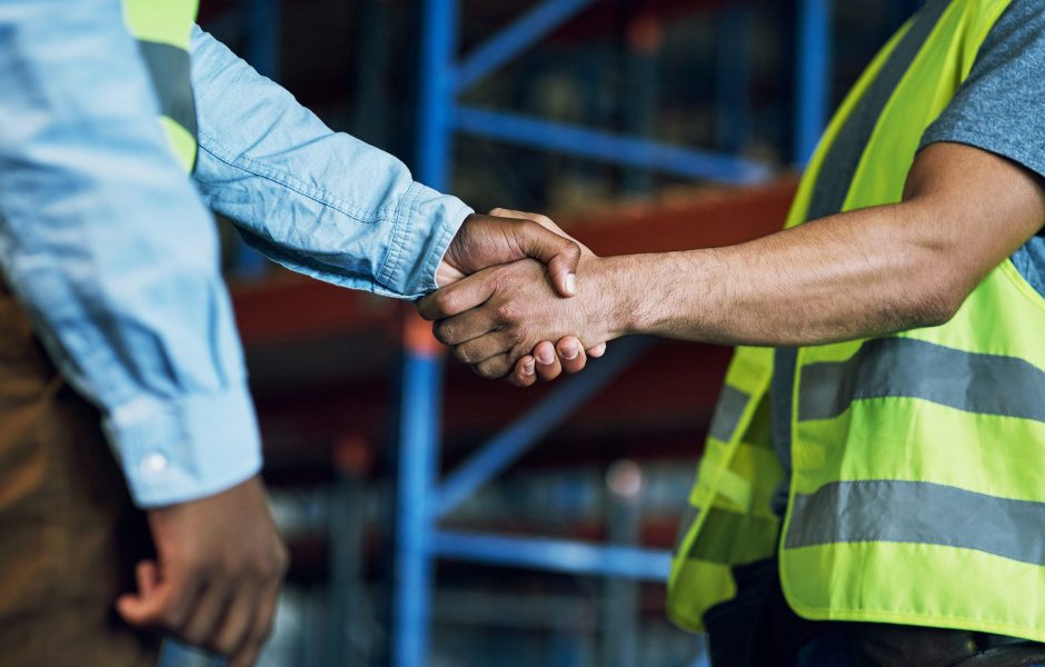 client shaking hands with fuflillment provider in fulfillment center